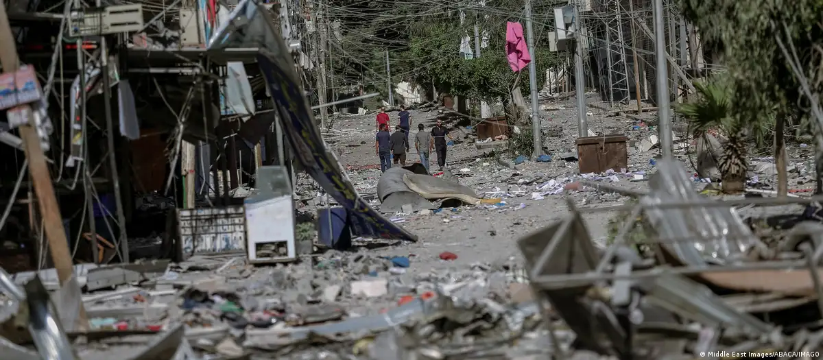 Destrucción de casas y calles en Jan Yunis, en el sur de la Franja de Gaza. Foto: DW.