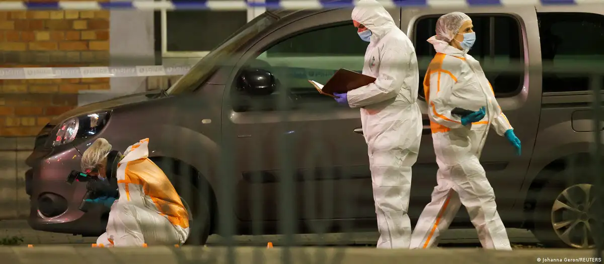 Expertos trabajan en la zona del tiroteo que dejó dos muertos en Bruselas. Foto: DW.