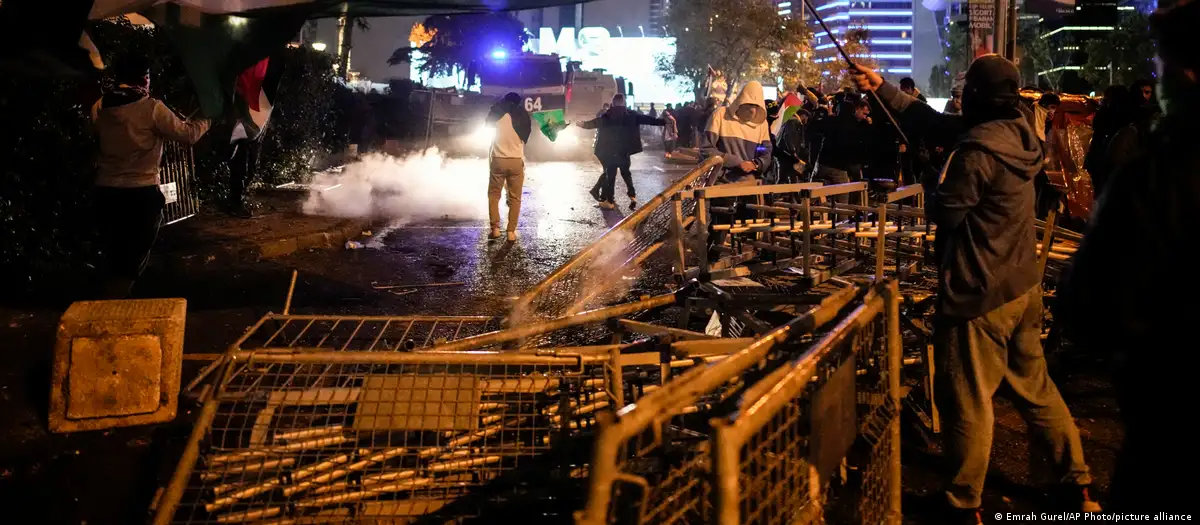 Protesta ante la embajada de Israel en Estambul, el 18 de octubre de 2023. Foto: DW.