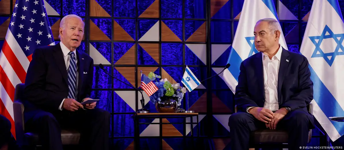 Biden (izquierda en la imagen) fue recibido por el primer ministro israelí Benjamin Netanyahu (18.10.2023). Foto: DW.