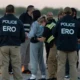 Una mujer con grilletes es palpada antes de abordar el primer vuelo de deportación de venezolanos tras acuerdo entre Estados Unidos y Venezuela en Harlingen, Texas, el 18 de octubre de 2023. Foto: DW.