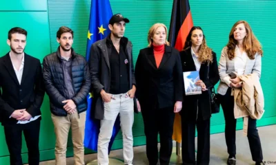 La diputada socialdemócrata Bärbel Bas, presidente del Bundestag alemán, en reunión con familiares de rehenes alemanes en las manos del grupo terrorista Hamás. Foto: DW.