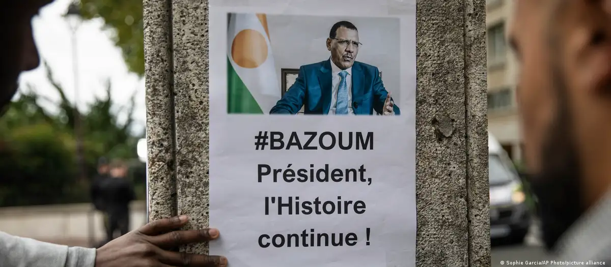 Cartel del presidente derrocado Mohamed Bazoum colgado en una pared frente a la embajada de Niger en París. Foto: DW.