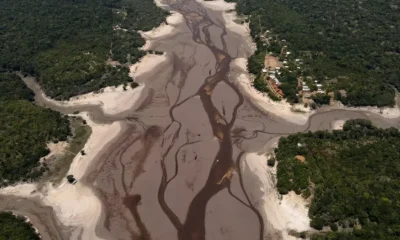 Una vista aérea del río Tumbira, afectado por la sequía del río Negro, en la Reserva de Desarrollo Sostenible del Río Negro, en Iranduba, estado de Amazonas, Brasil. Foto: DW.