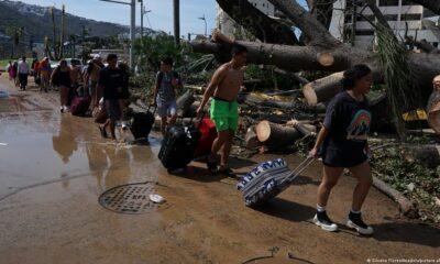 Personas abandonan la zona severamente dañada por el huracán. Foto: DW.