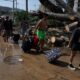 Personas abandonan la zona severamente dañada por el huracán. Foto: DW.