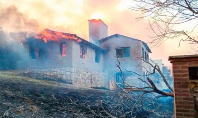 El incendio forestal en Córdoba, Argentina provocó la evacuación de miles viviendas cercanas. Foto: Página 12.