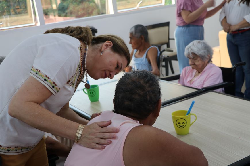 Los adultos mayores están resguardados en el Complejo Santo Domingo. Foto: Ministerio de Salud.