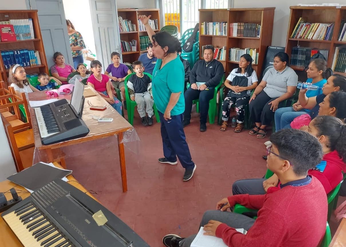 La soprano Cristina Vera-Díaz dirige un ensayo de la ópera Atyrá Retablo. Cortesía