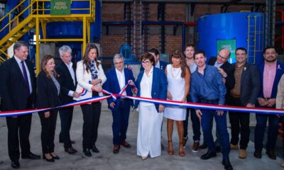 Autoridades nacionales y sector primado en inauguración de la planta de reciclaje de envases de cartón. Foto: Gentileza.