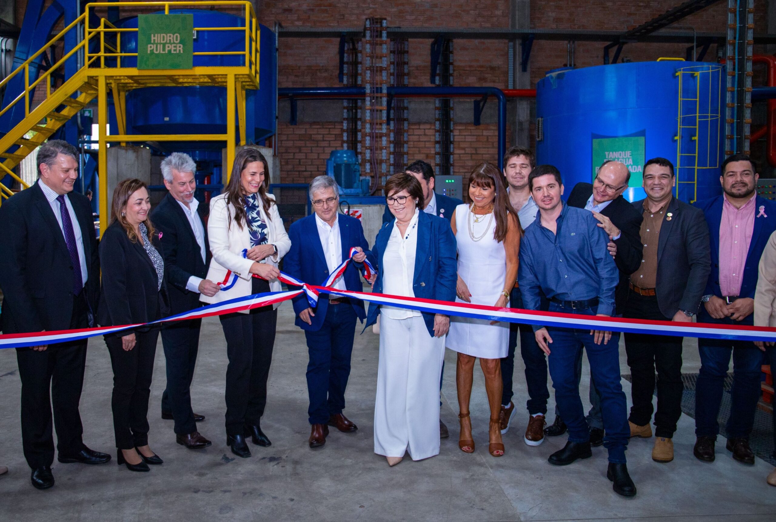 Autoridades nacionales y sector primado en inauguración de la planta de reciclaje de envases de cartón. Foto: Gentileza.