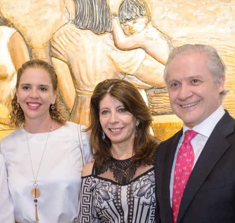 María del Mar Leguizamón, Marisol Nicoletti y Jorge Srur ante un fragmento de la obra de Koki Ruiz. Cortesía