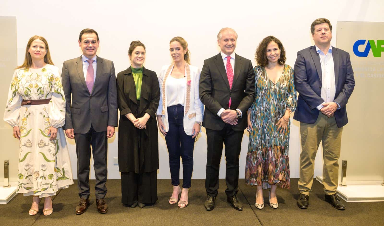 Estefanía Laterza, ejecutiva de la CAF; el canciller Rubén Ramírez; Adriana Ortiz, ministra de la SNC; la primera dama, Leticia Ocampos; Jorge Srur, gerente de Regional Sur de CAF; Andrea Vázquez, presidenta del IPA; y Javier Giménez, ministro de Industria y Comercio. Cortesía