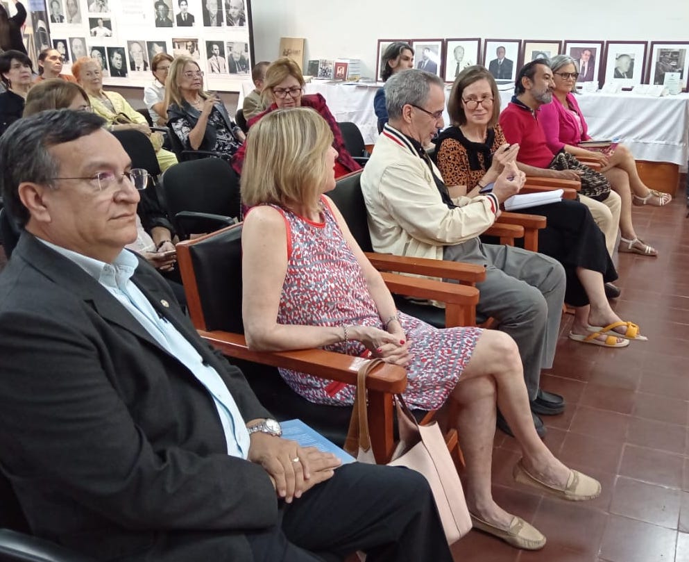 Exponentes de la literatura reunidos en congreso. Cortesía