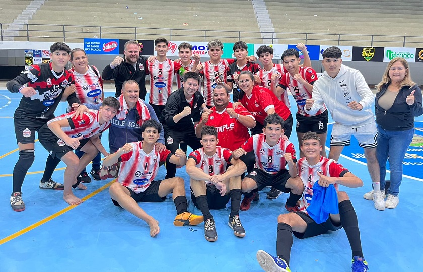 Plantel de Coronel Oviedo, que logró su clasificación tras imponerse 3-2 en la tanda de penales ante el anfitrión Amambay. Foto: Gentileza.