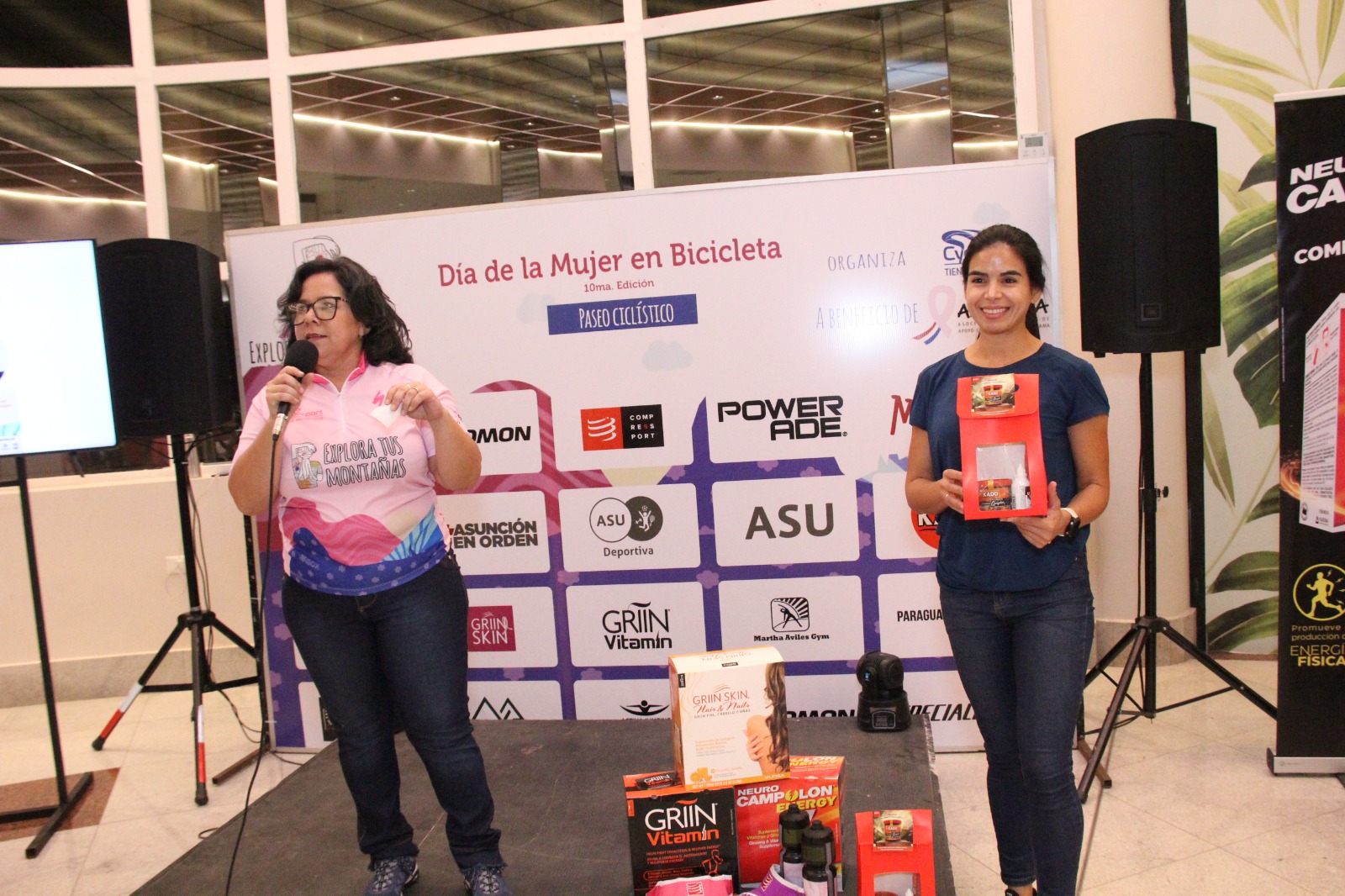 María Fernanda Núñez, de la firma Cyclesport brindando detalles sobre otra edición del "Día de la Mujer en Bicicleta". Foto: Gentileza.