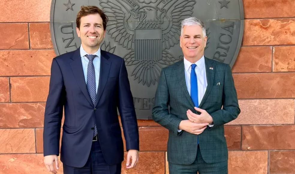 Brendan Boundy, alto funcionario de Estados Unidos se reunió con el embajador Marc Ostfield. Foto: Gentileza.