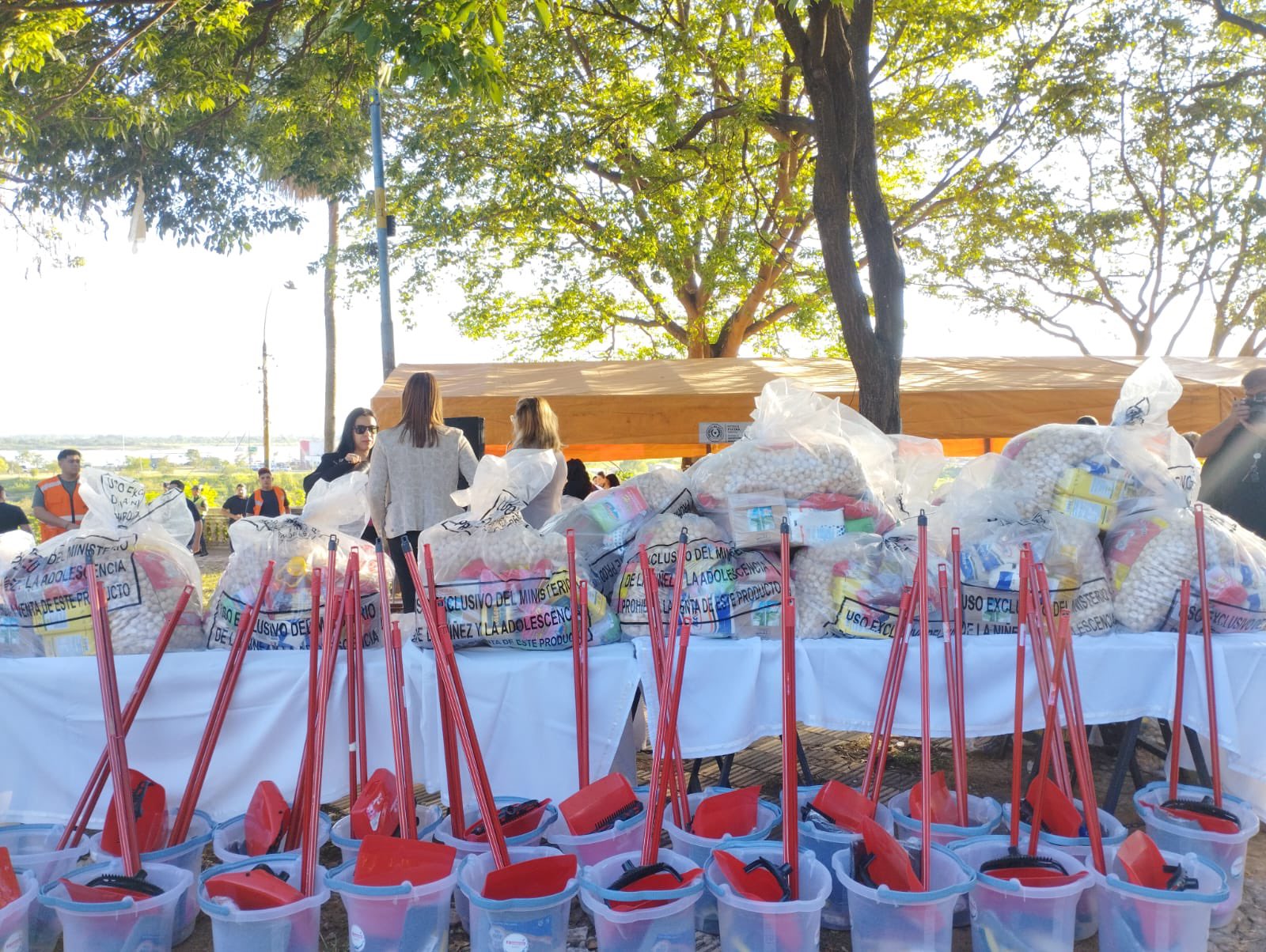 Kits de asistencia otorgadas a las familias afectadas. Foto: Radio Cáritas.