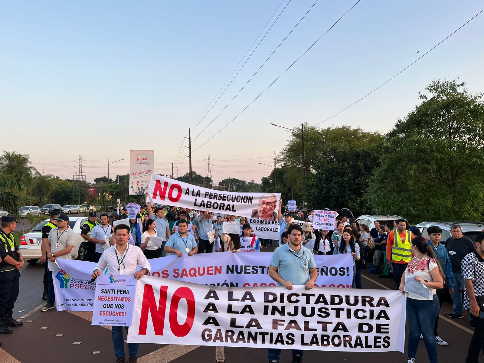 Protesta contra los despidos en Itaipú. Foto: Gentileza.