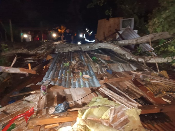 Destrozos tras temporal en Itapúa. Foto: Gentileza.