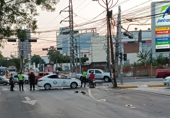 Agentes de la PMT dirigen el tránsito en la zona de Artigas. Foto: Asu Tránsito.