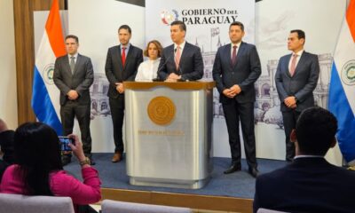 Conferencia de prensa de Santiago Peña junto a sus principales colaboradores.