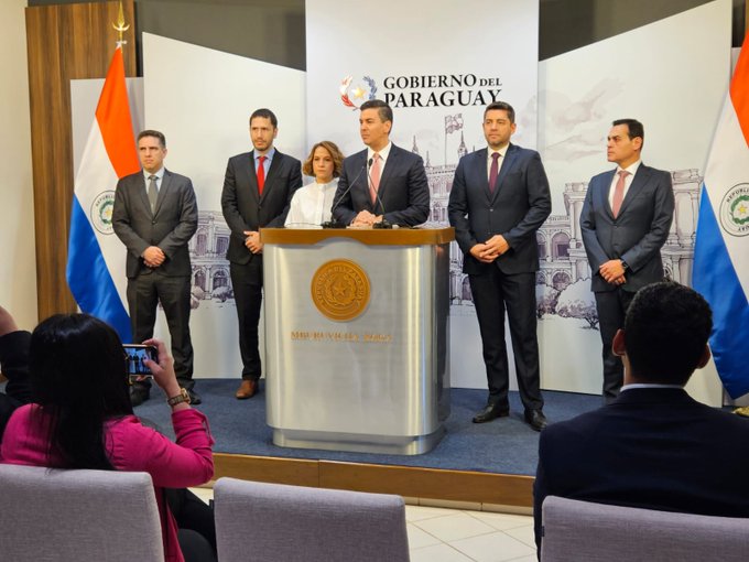 Conferencia de prensa de Santiago Peña junto a sus principales colaboradores.