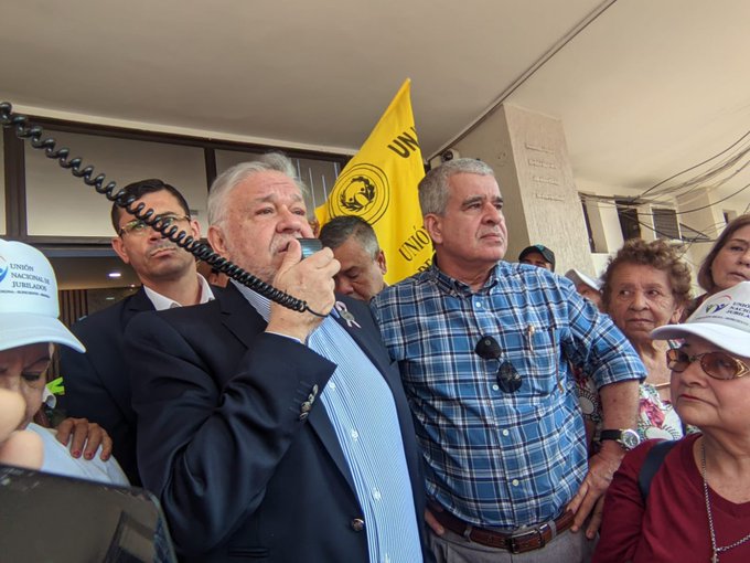 Jubilados piden derechos básicos en el cobro de sus haberes. Foto: Radio Cáritas.