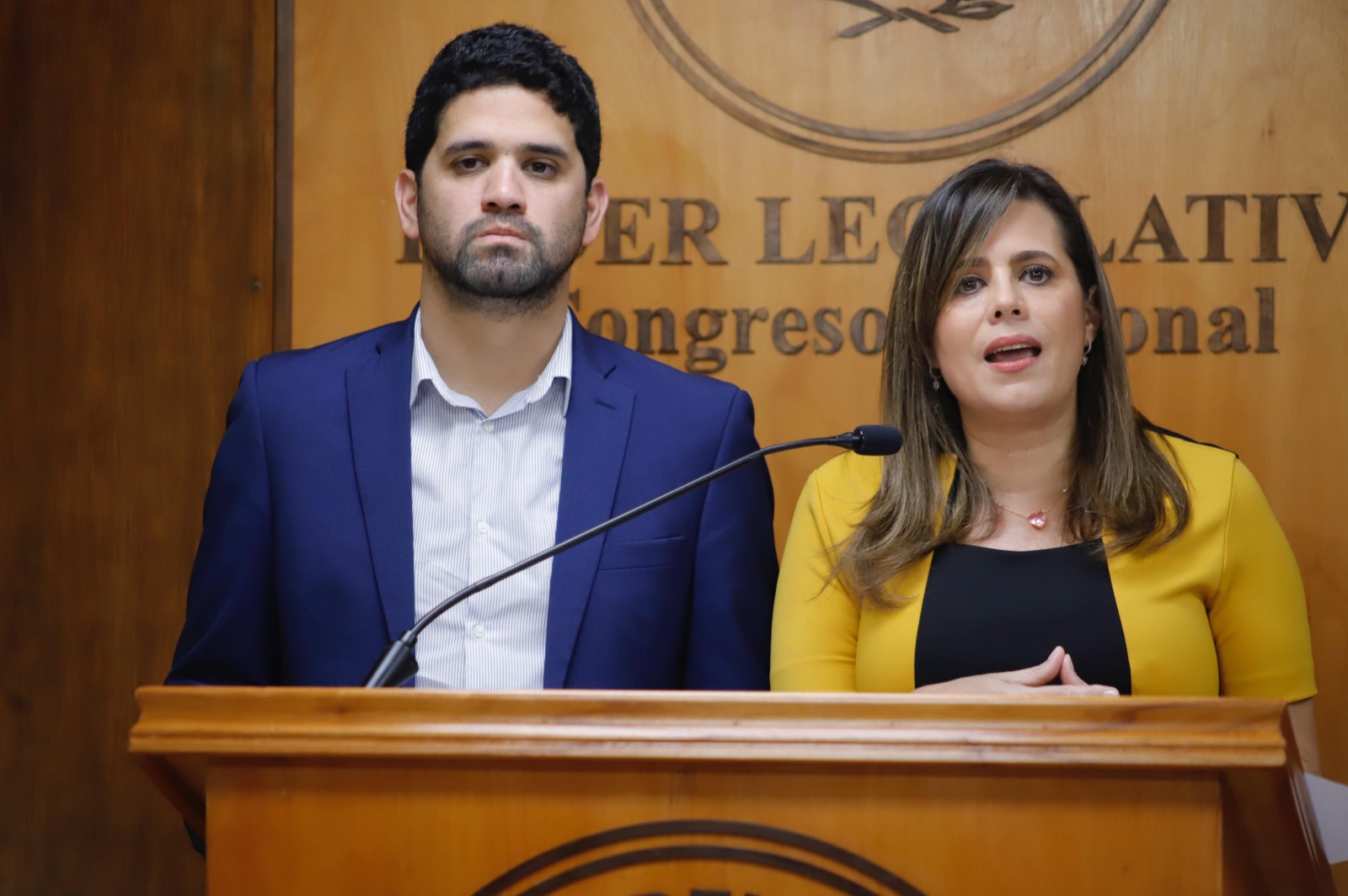 Diputado Raúl Benítez y la senadora Kattya González. Foto: Gentileza.