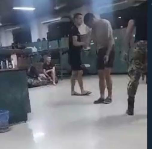 Imágenes captadas del video donde militares son golpeados por sus superiores. Foto: Captura de pantalla.