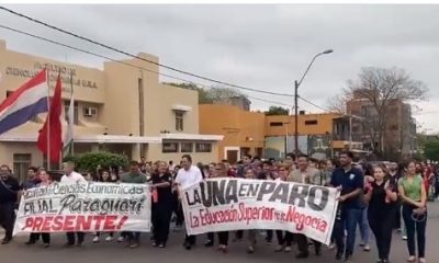 Movilización de docentes de la UNA. Foto: Radio 1.000.