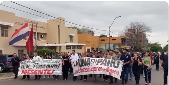 Movilización de docentes de la UNA. Foto: Radio 1.000.