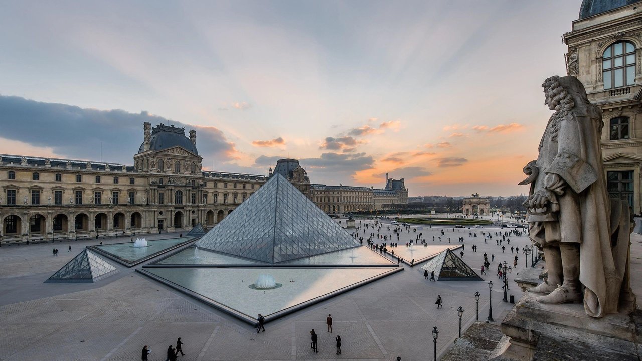 El museo del Louvre ha sido evacuado por motivos de seguridad, según ha confirmado el Gobierno francés. Foto: El Español.