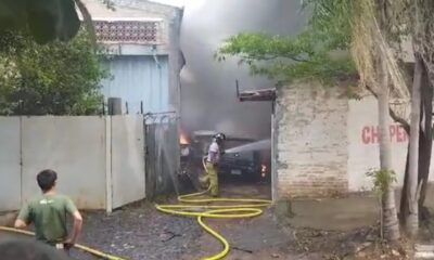 Incendio en taller de chapería y pintura. Foto: captura.