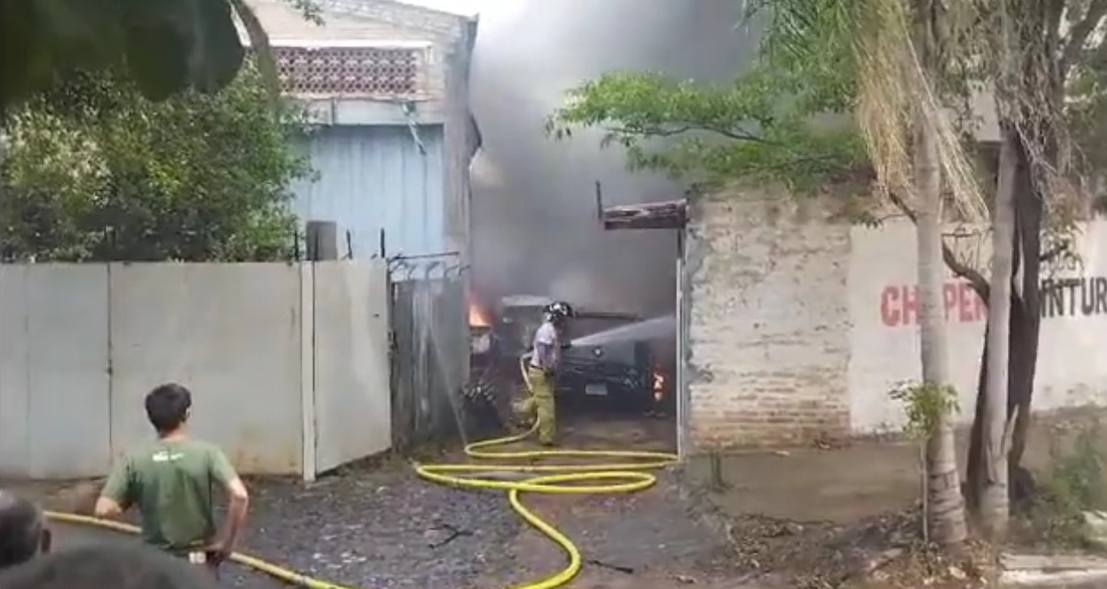 Incendio en taller de chapería y pintura. Foto: captura.