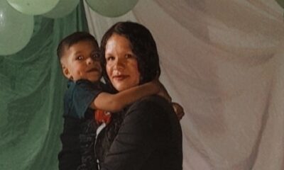 Jennifer Luisa Vargas junto a su hijo pequeño. Foto: gentileza.