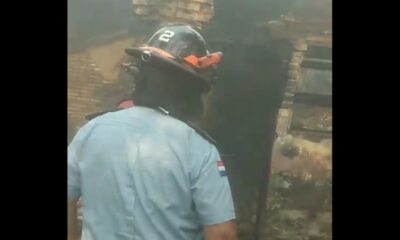 Intervención policial tras incendio de vivienda. Foto: Captura.