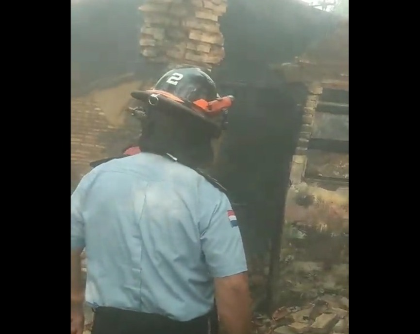 Intervención policial tras incendio de vivienda. Foto: Captura.