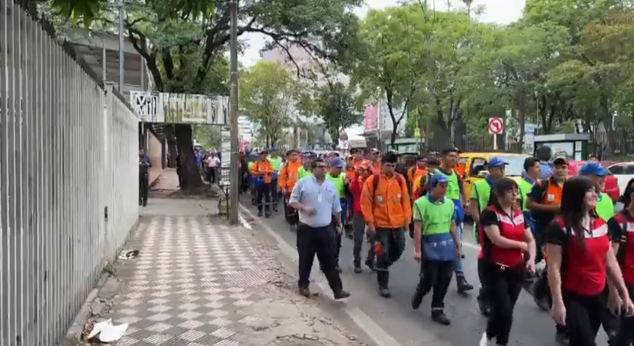 Manifestación de trabajadores de emblemas privados. Foto: captura.