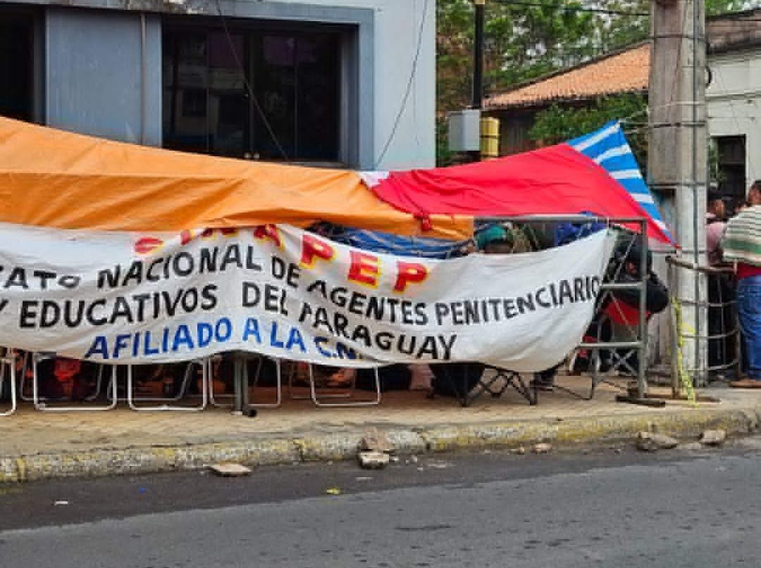 Agentes penitenciarios en huelga de hambre. Foto: Ñanduti.