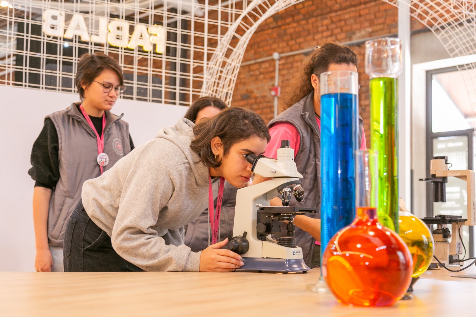 Jóvenes en el Museo de Ciencias. Foto: Gentileza