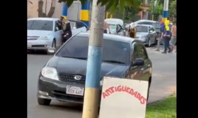 Momento en que hinchas destrozaban un automóvil. Foto: Captura.