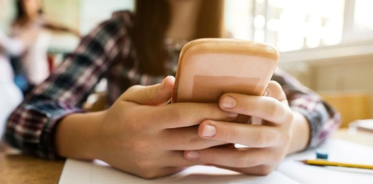 Los jóvenes tienen acceso a las redes sociales. Foto: Clarín.