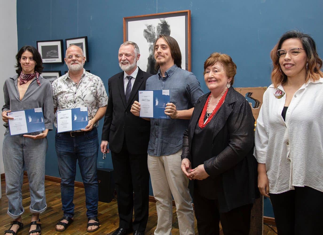 El ganador y dos mencionados de honor con el embajador de Alemania y las representantes del Museo de las Memorias y del ICPA-GZ. Cortesía