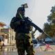 Un militar vigila ante un hospital afgano tras un atentado del Estado Islámico en una imagen de archivo. Foto: El Mundo.