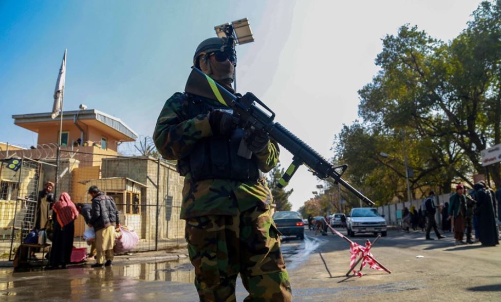 Un militar vigila ante un hospital afgano tras un atentado del Estado Islámico en una imagen de archivo. Foto: El Mundo.