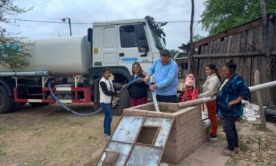 Los primeros camiones cisterna realizando la carga de aljibes comunitarios. Foto Essap. Foto: IP