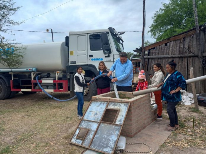 Los primeros camiones cisterna realizando la carga de aljibes comunitarios. Foto Essap. Foto: IP