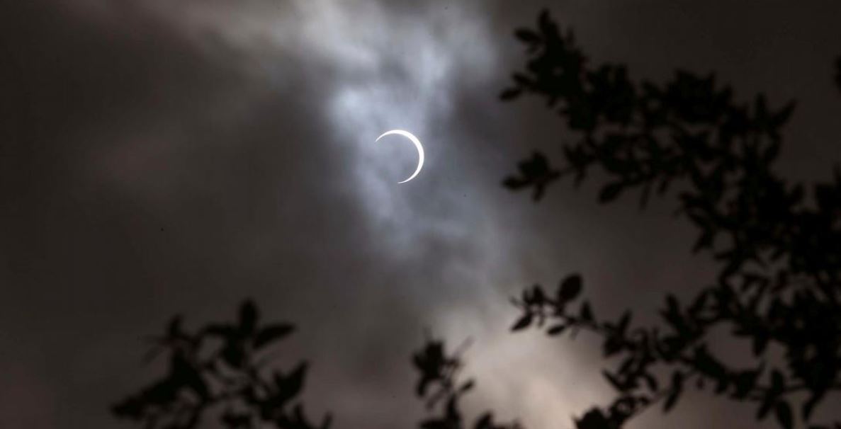 Una fase del eclipse en el cielo sobre Texas. Foto: DW.