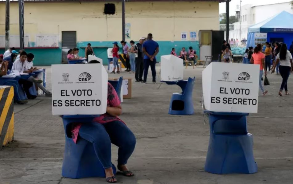 El domingo, los ecuatorianos votarán en la segunda vuelta presidencial. (AP Foto/Martín Mejía)